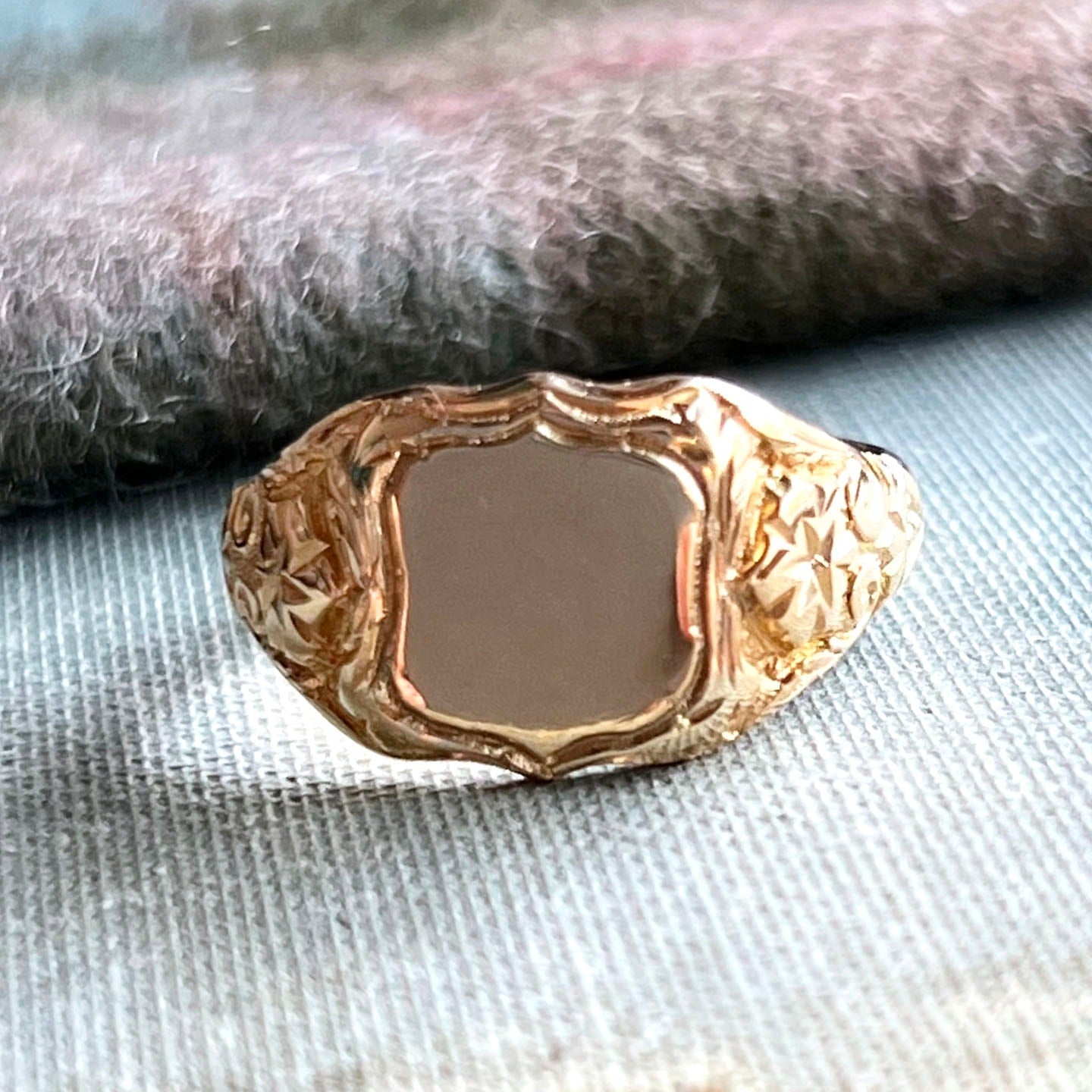 English Gold Signet Ring with Engraved Shoulders, Birmingham 1919