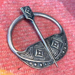 Vintage Alexander Ritchie Silver Penannular Brooch Pin