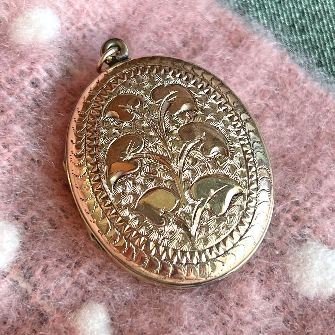 Victorian Gold Locket Engraved with Leaves c.1880