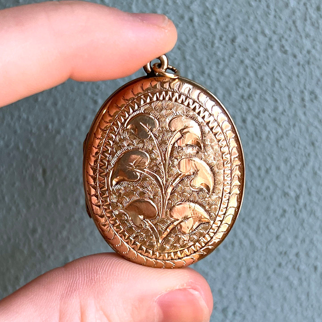 Victorian Gold Locket Engraved with Leaves c.1880