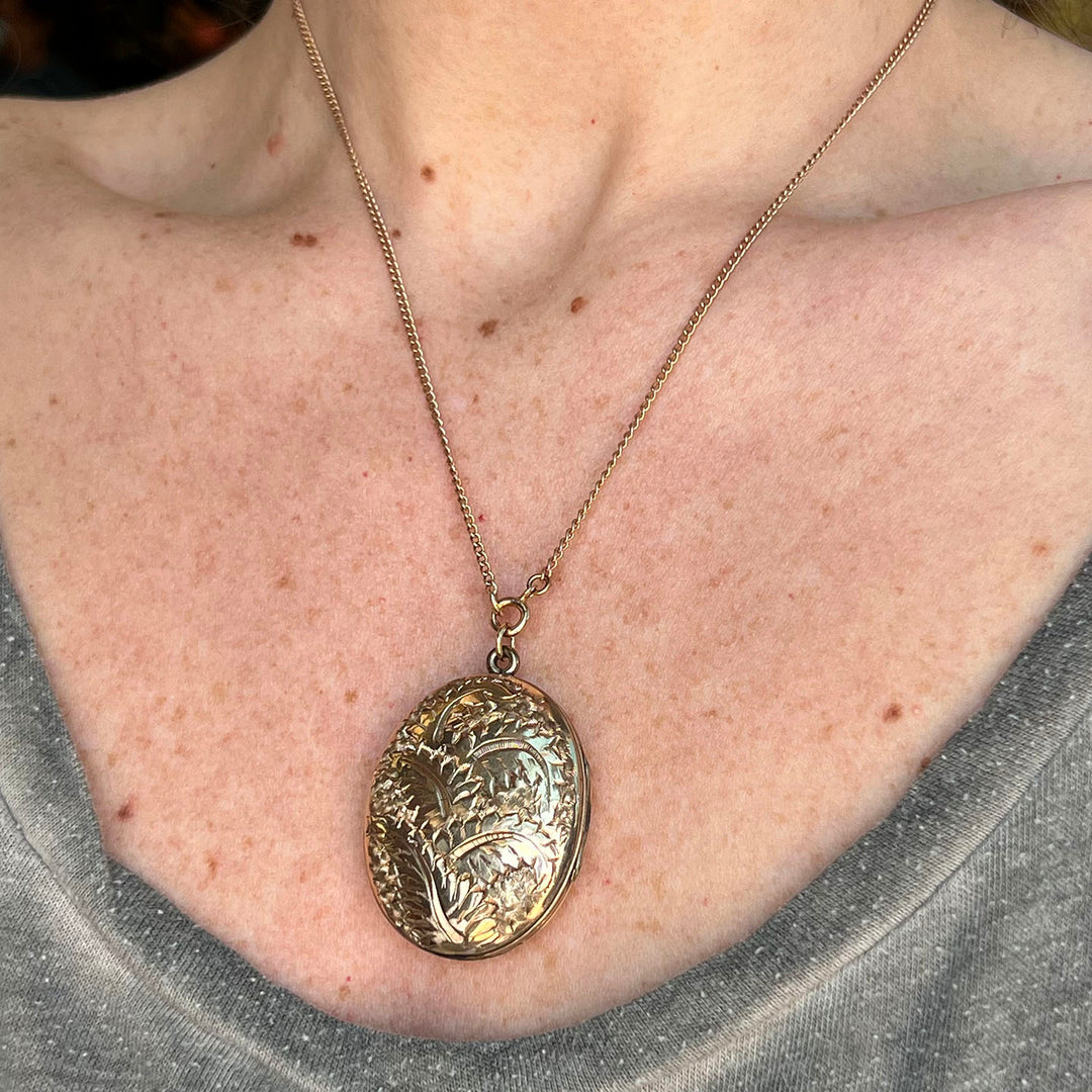 Victorian Gold Locket Engraved with Leaves c.1880