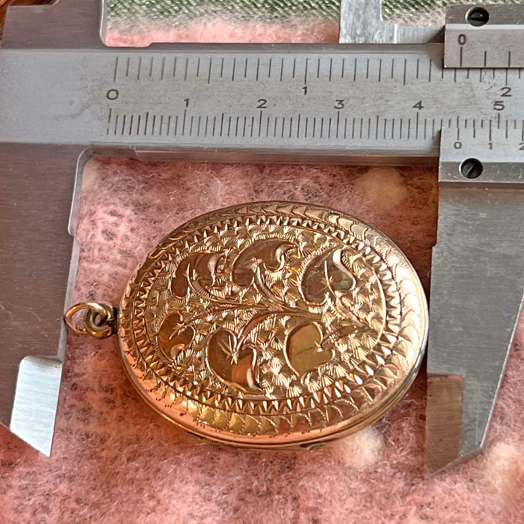 Victorian Gold Locket Engraved with Leaves c.1880