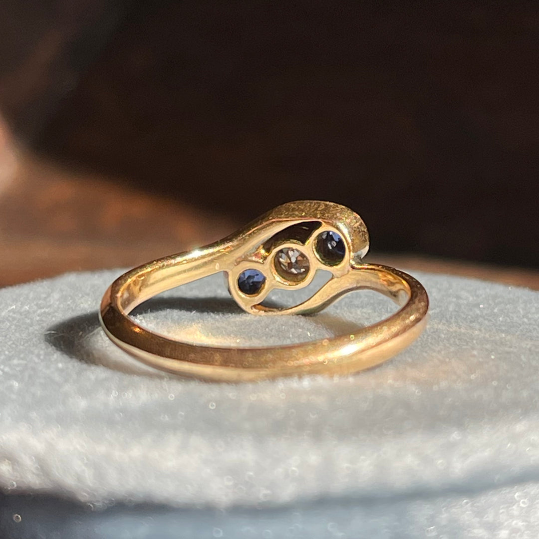 Edwardian Bypass Ring with Sapphire and Diamond in 18k Gold, Birmingham 1917