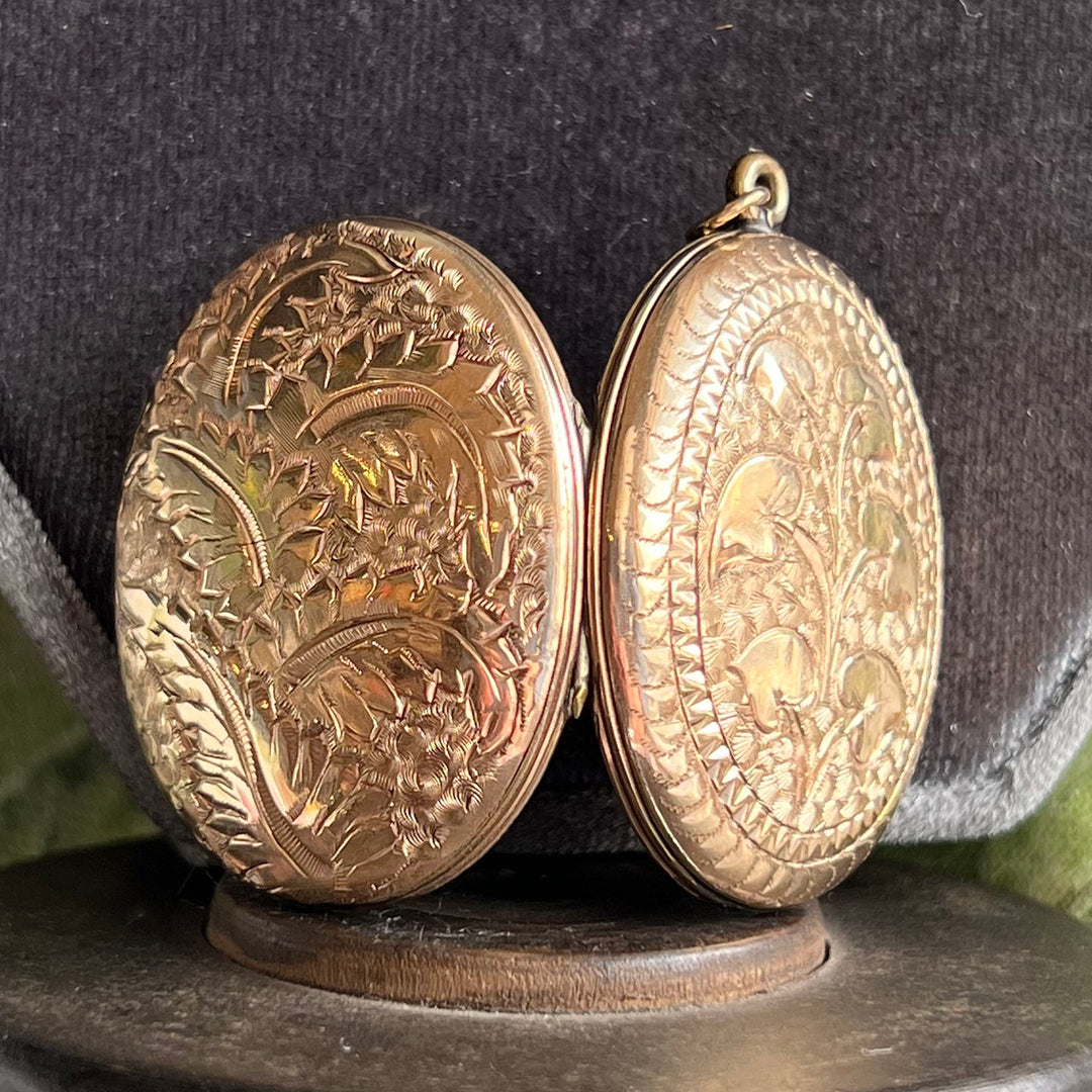 Victorian Gold Locket Engraved with Leaves c.1880
