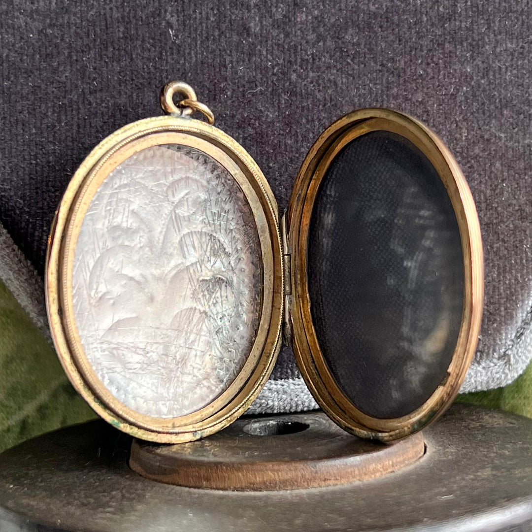Victorian Gold Locket Engraved with Leaves c.1880