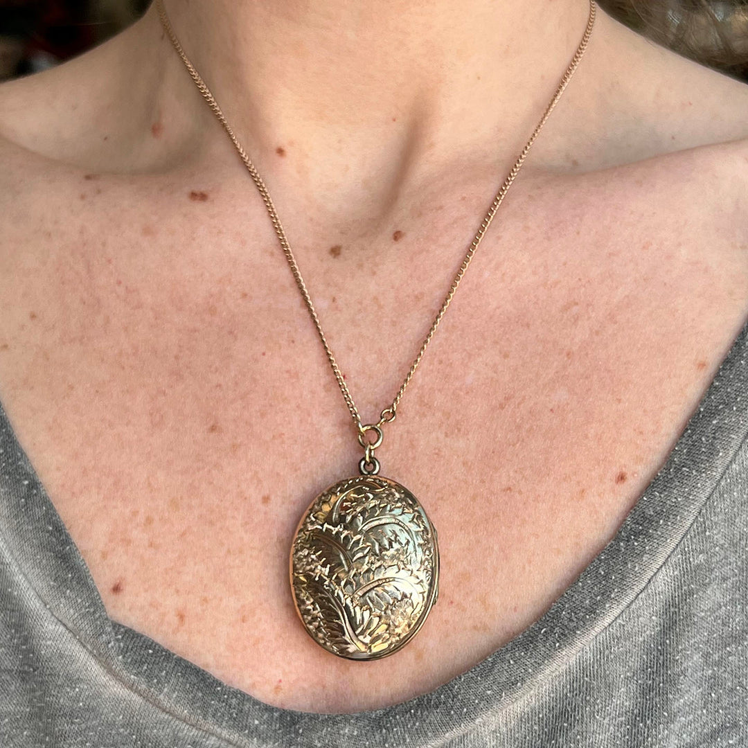 Victorian Gold Locket Engraved with Leaves c.1880
