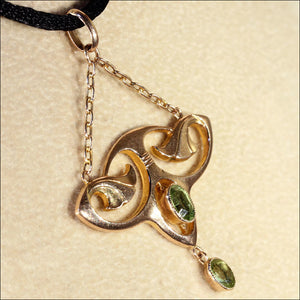 Antique Art Nouveau Peridot Pendant in 9k Gold, English c. 1900