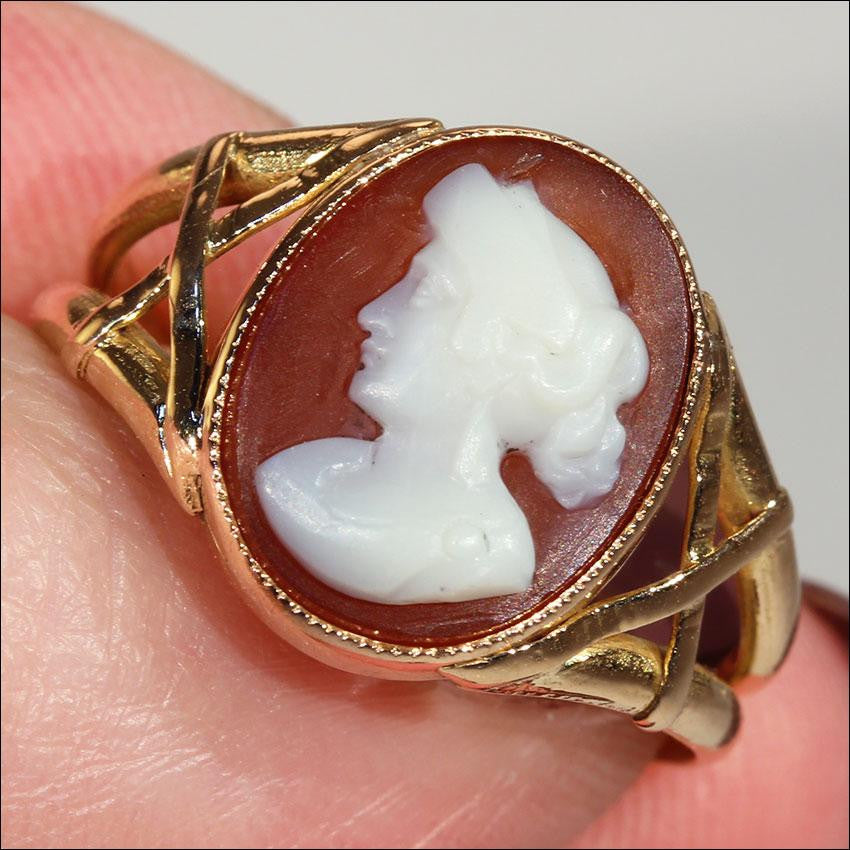 Antique Victorian Hard Stone Cameo Ring in 18k Gold