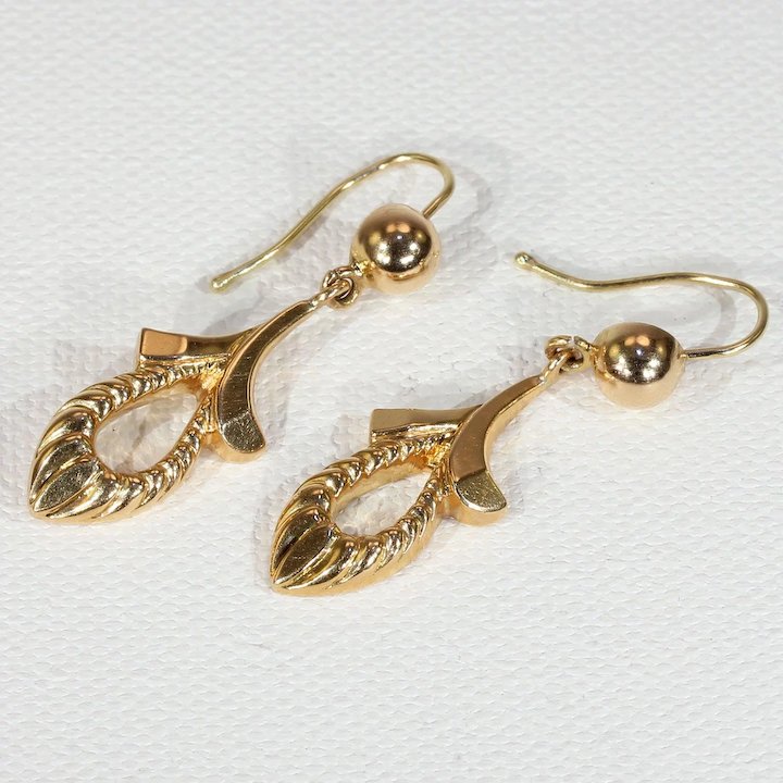 Vintage 1940s 18 Karat Gold Dangle Earrings
