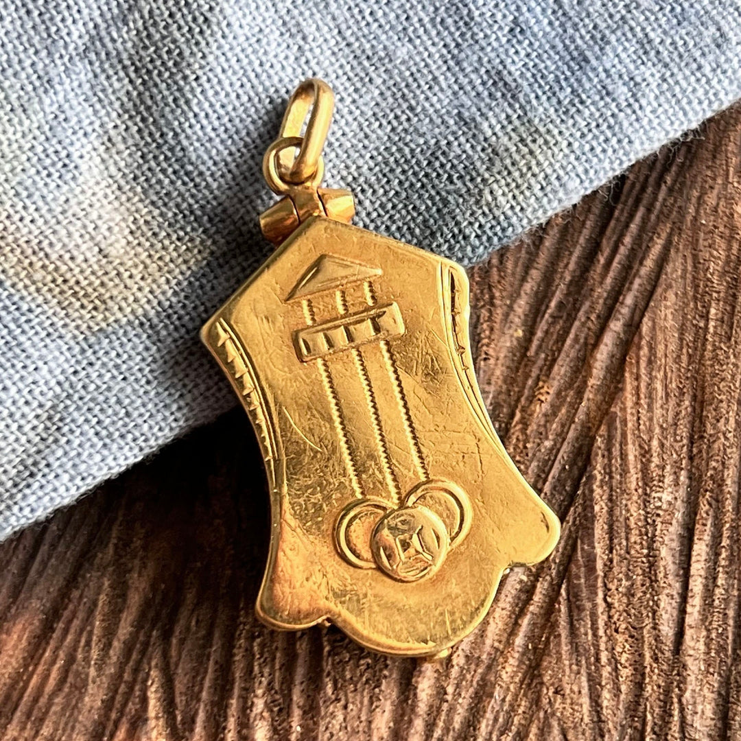 Antique Art Deco 18 karat gold locket
