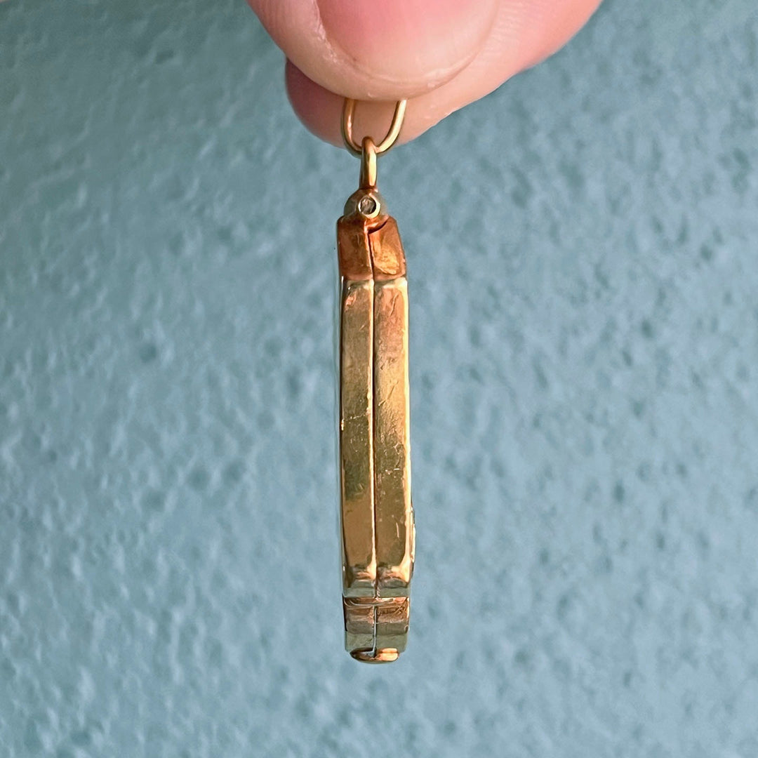 Side profile of Art Deco gold locket
