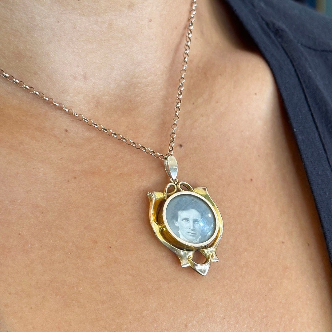 Double sided portrait locket with photographs under glass