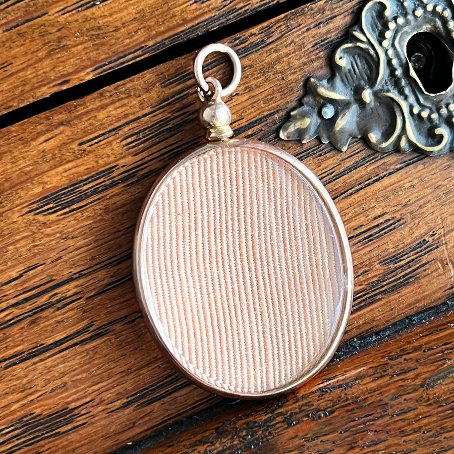 Antique Edwardian 9 karat gold oval locket