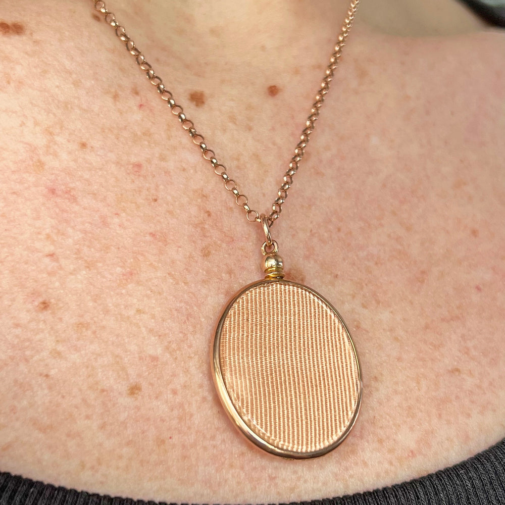 Elegant vintage gold keepsake pendant