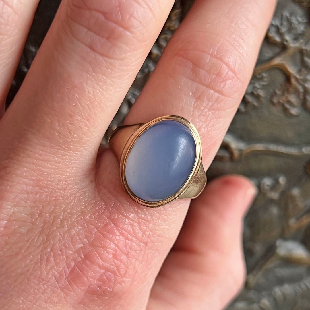 Elegant vintage gold chalcedony ring