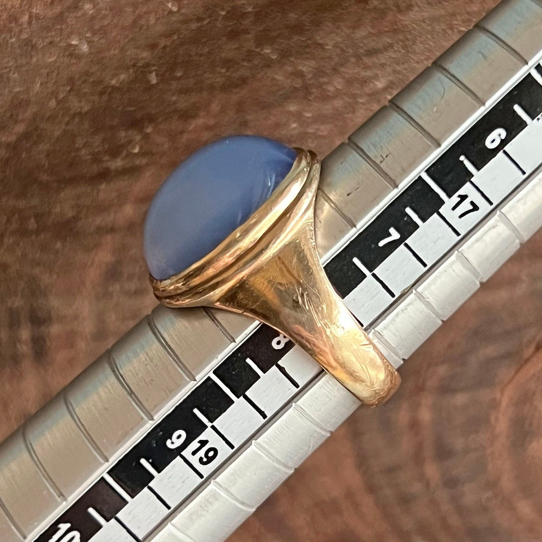 Edwardian gold ring with glowing chalcedony