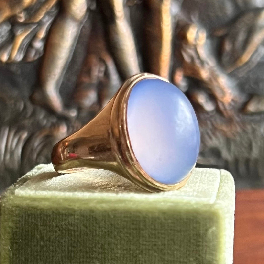 Edwardian gold ring with glowing chalcedony
