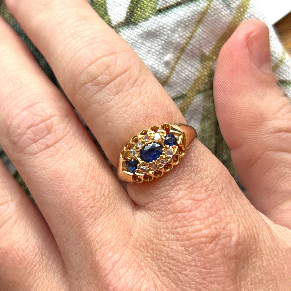 Elegant vintage sapphire diamond ring