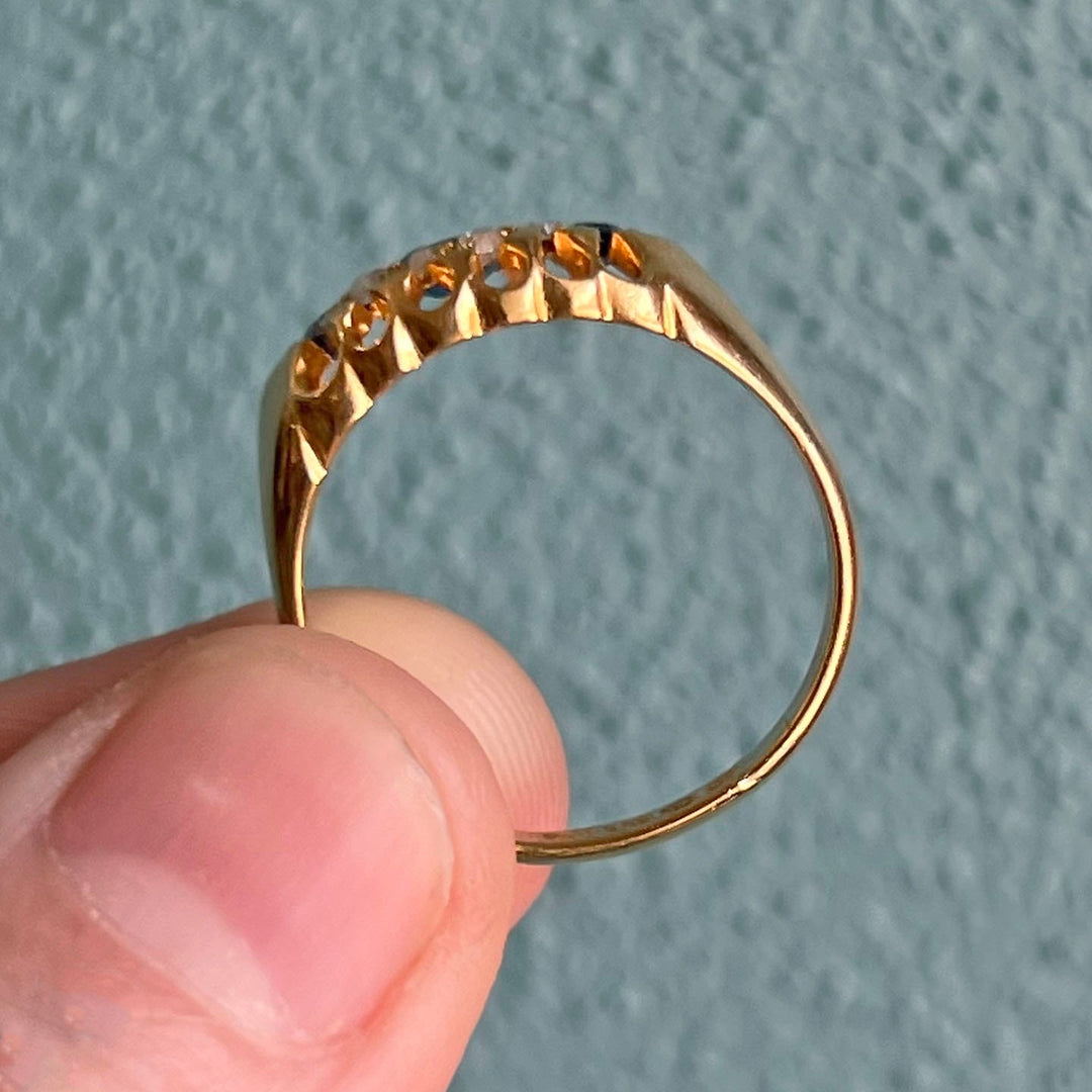 Side profile of sapphire diamond gold ring