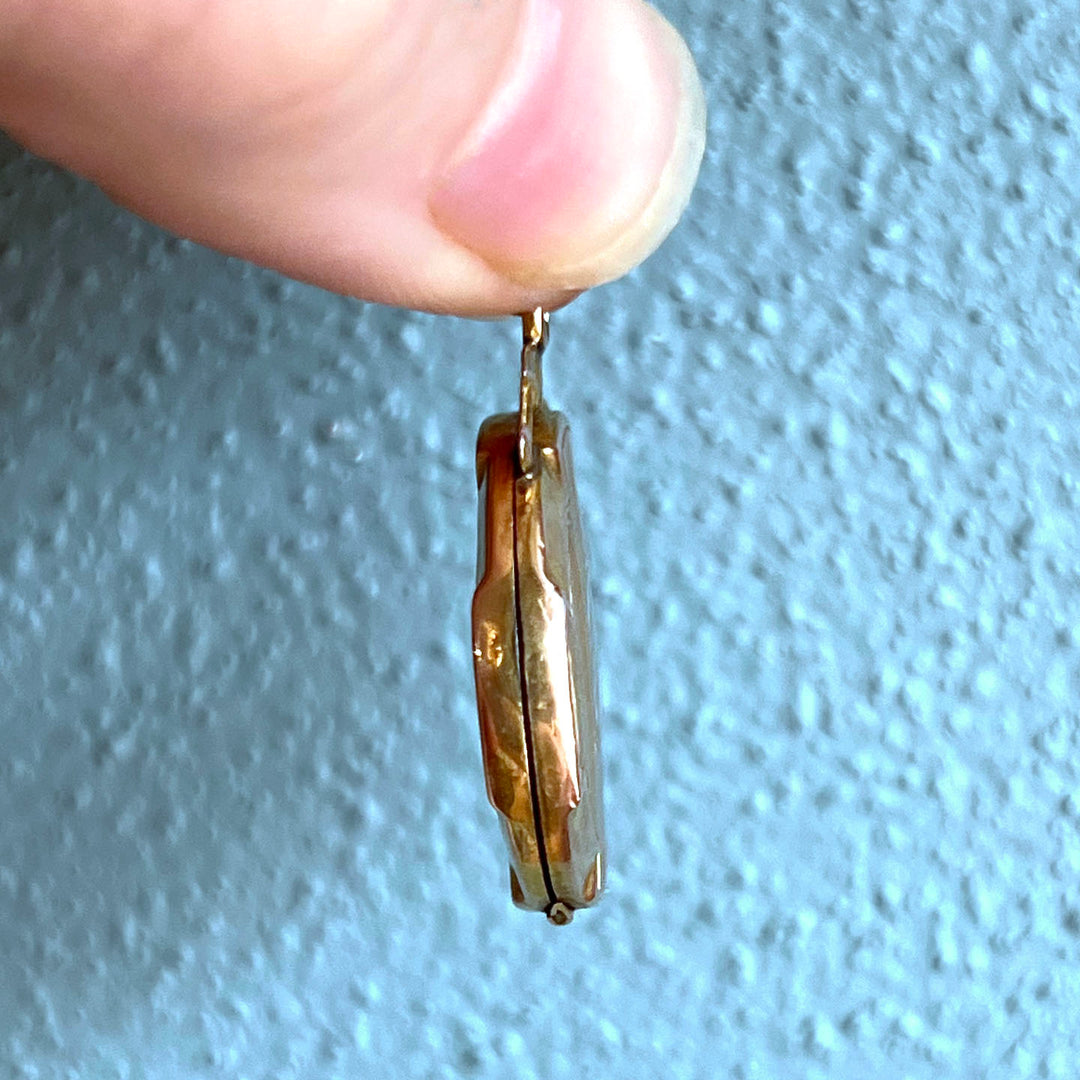 Antique Edwardian Locket Engraved Gold Round with Portrait, c.1900