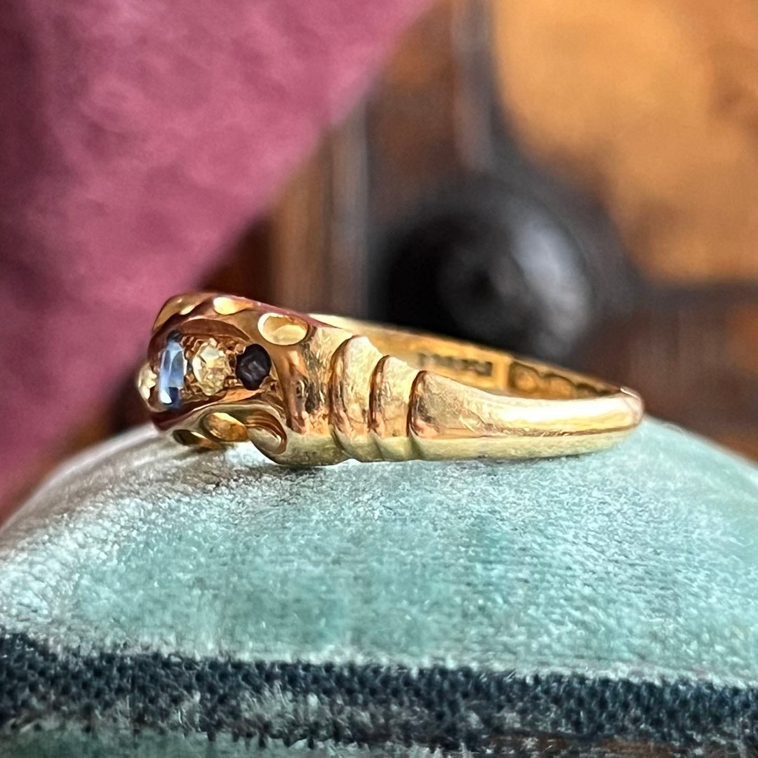 Edwardian gold ring with sapphires and diamonds