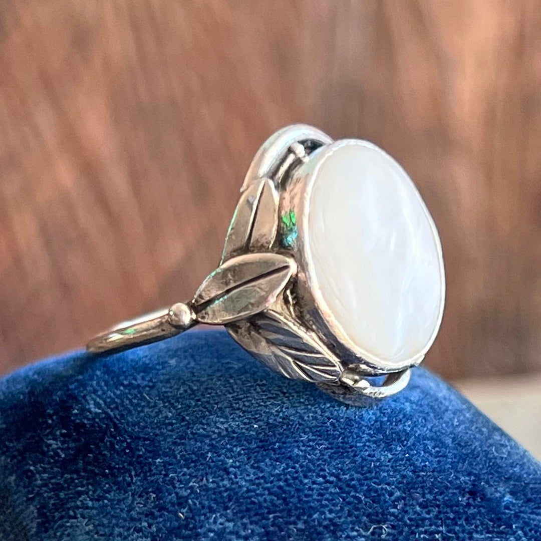 Elegant vintage silver mother of pearl ring
