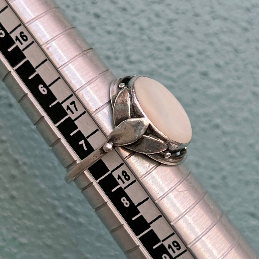 Elegant vintage silver mother of pearl ring