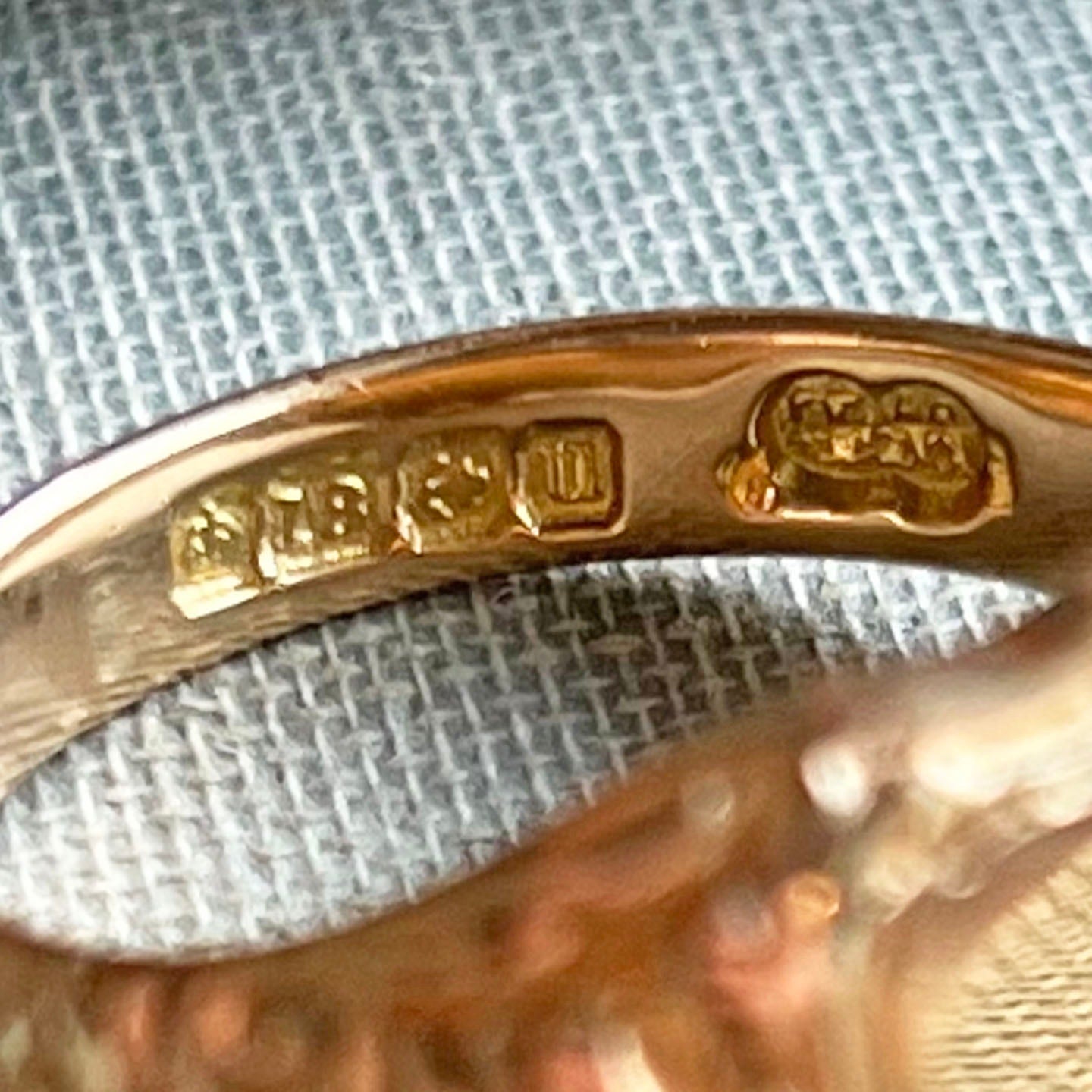 English Gold Signet Ring with Engraved Shoulders, Birmingham 1919