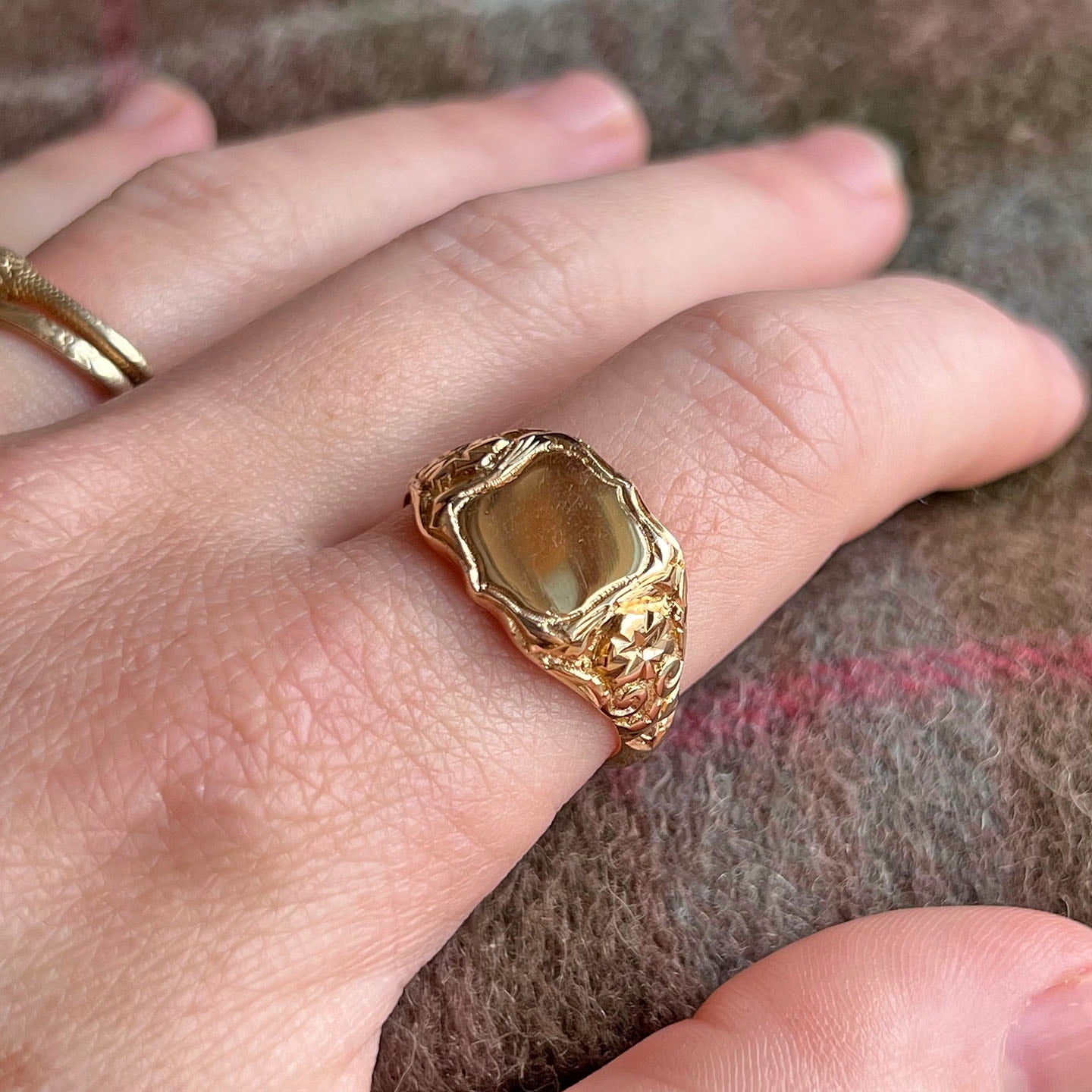 English Gold Signet Ring with Engraved Shoulders, Birmingham 1919