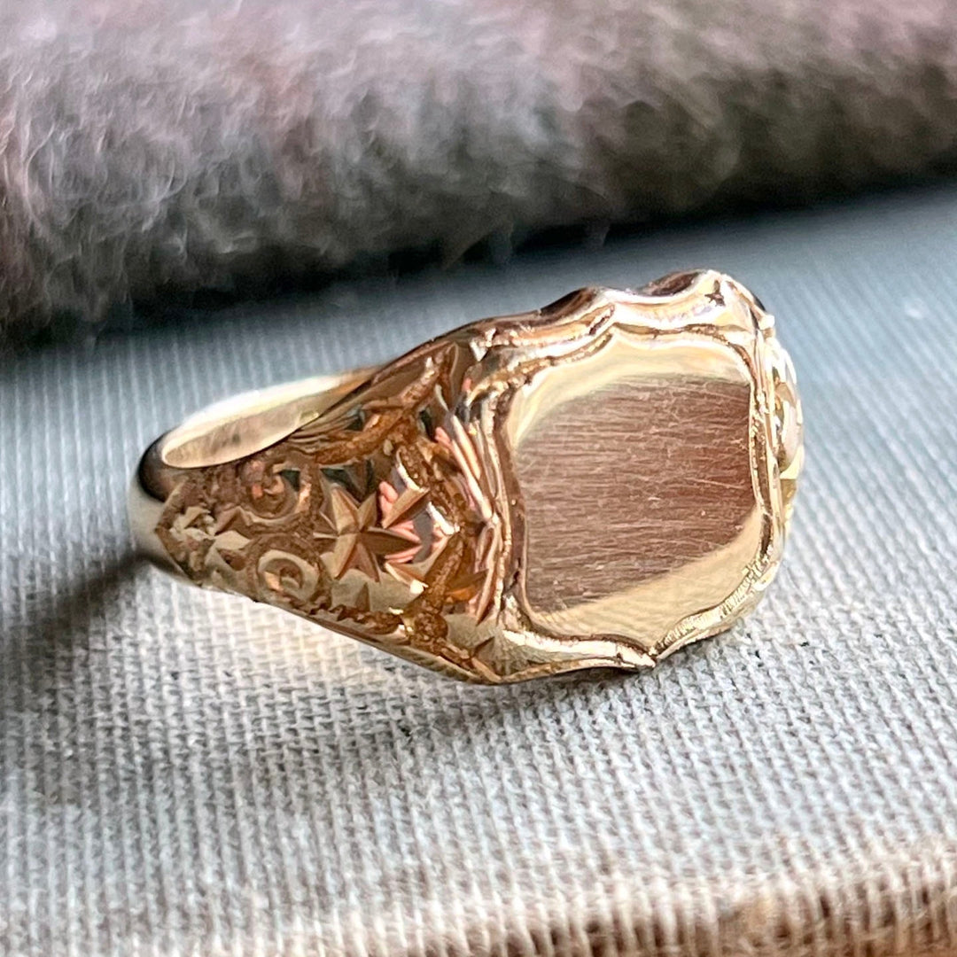 Vintage engraved gold signet ring band and side face detail