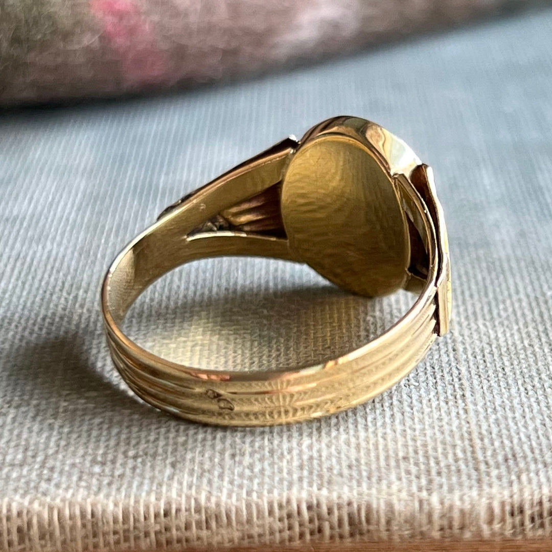 Antique French Oval Signet Ring in 18 Karat Gold, c. 1910