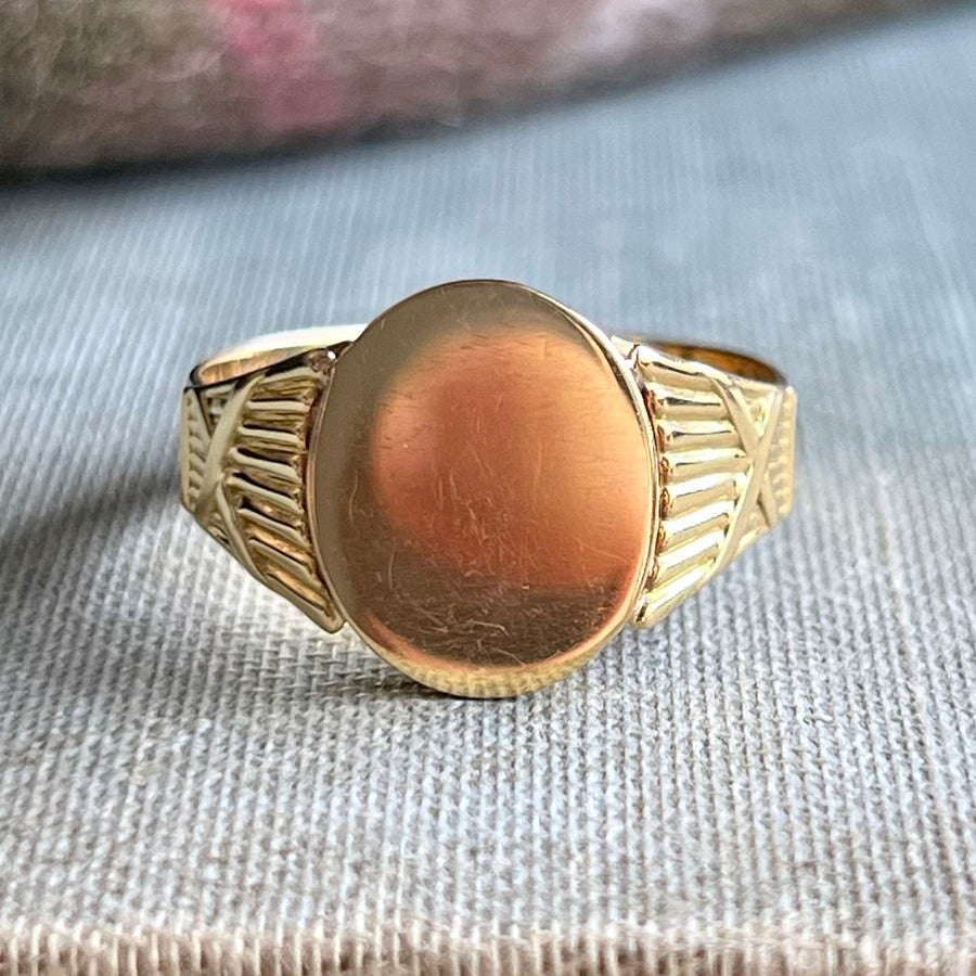 Antique French Oval Signet Ring in 18 Karat Gold, c. 1910