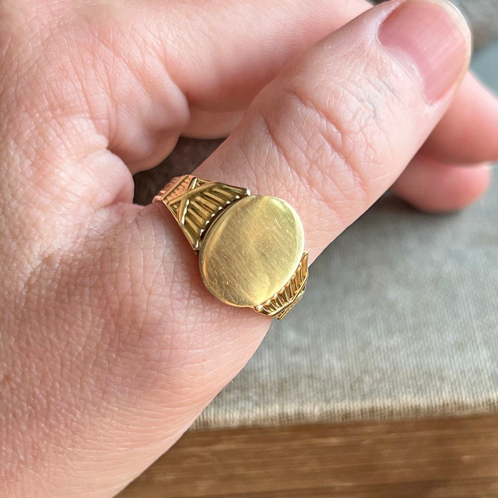 Antique French Oval Signet Ring in 18 Karat Gold, c. 1910
