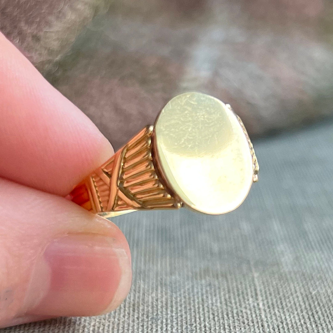 Antique French Oval Signet Ring in 18 Karat Gold, c. 1910