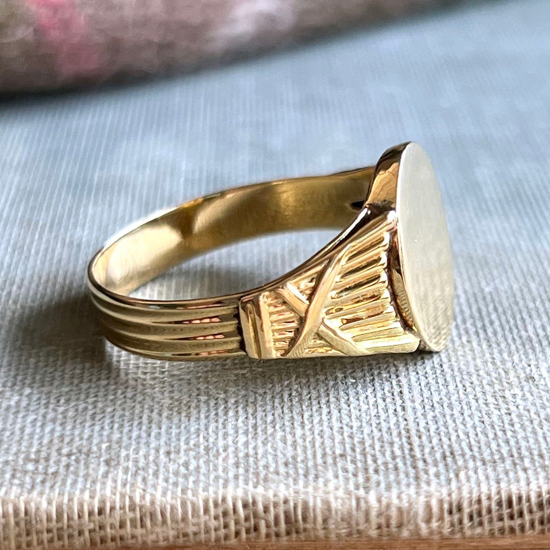 Antique French Oval Signet Ring in 18 Karat Gold, c. 1910