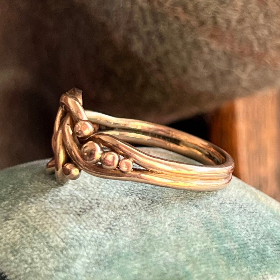 Side view Victorian gold band knot ring