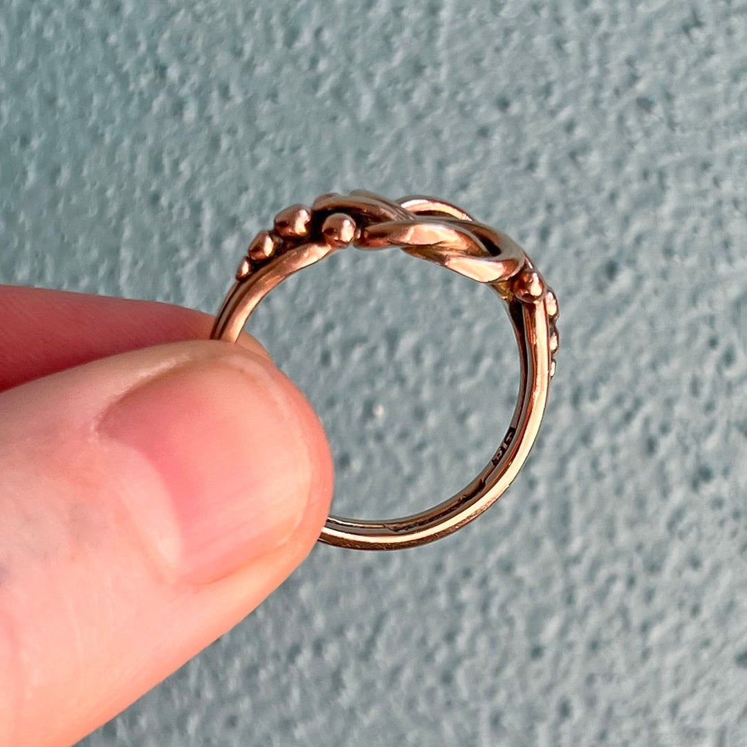 Side view Victorian gold band knot ring
