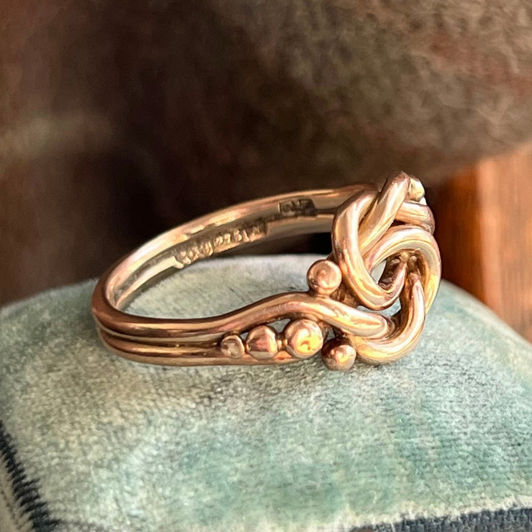 Side view Victorian gold band knot ring