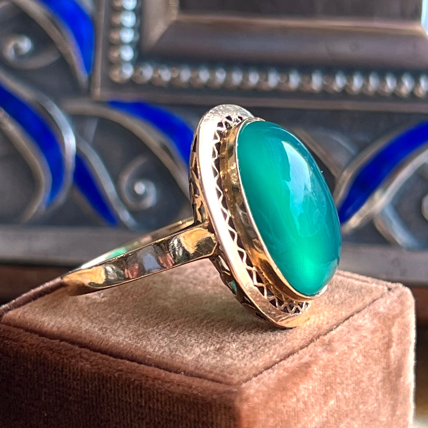 Antique Japanese Ring with Lovely Green Chalcedony Stone in 18k Gold