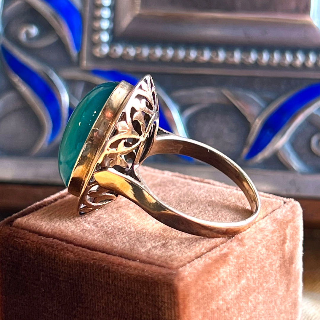 Antique Japanese Ring with lovely Green Chalcedony Stone in 18k Gold
