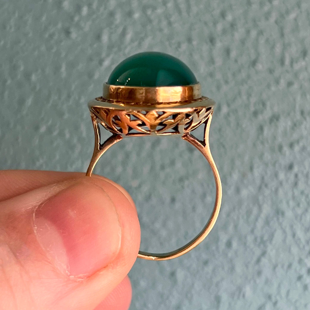 Antique Japanese Ring with lovely Green Chalcedony Stone in 18k Gold