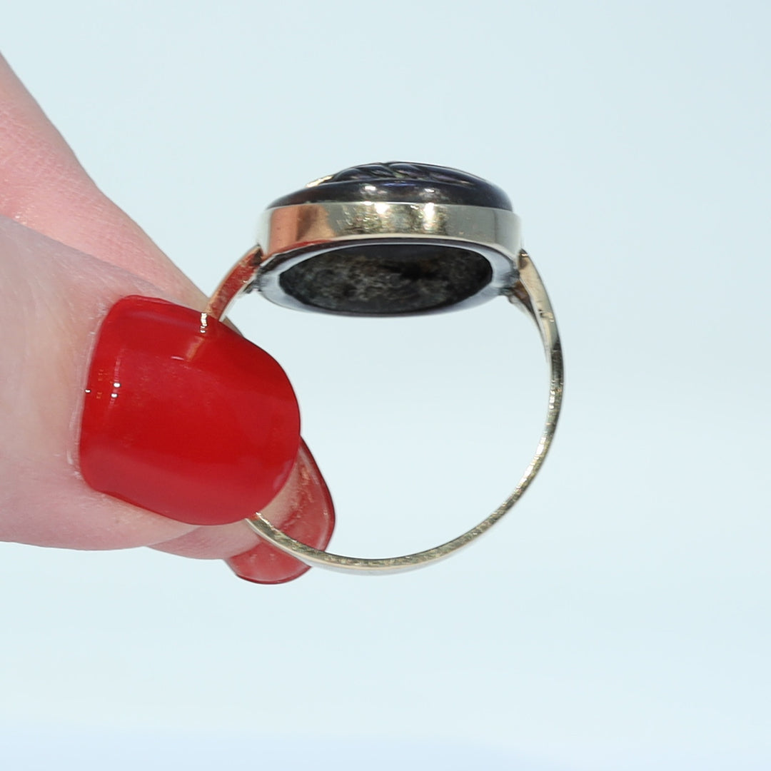 Large Victorian figural ring in 15 karat gold