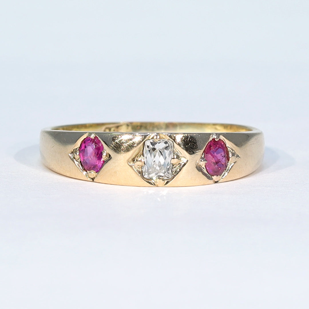 Antique gold ring with two rubies and central diamond