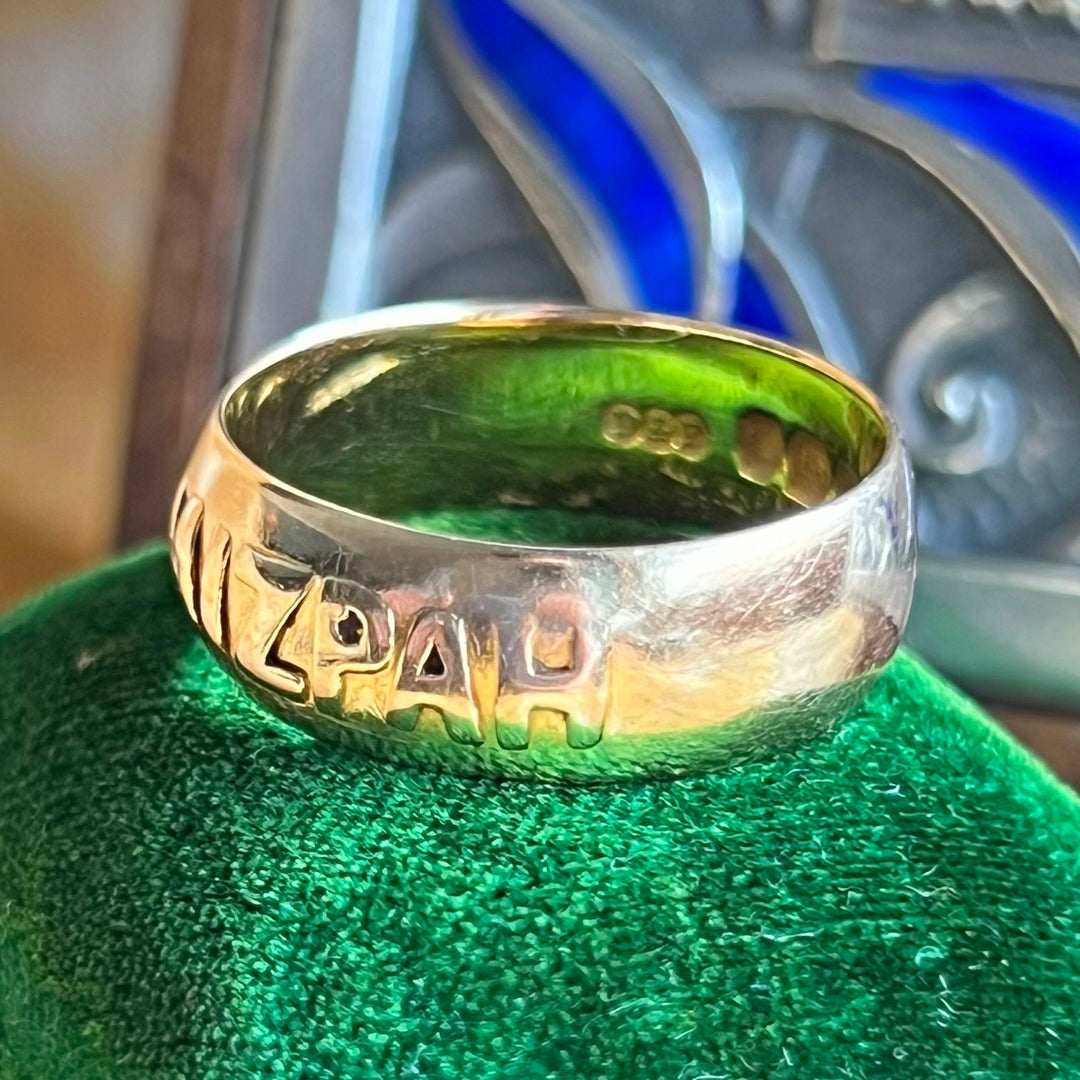 Side view Victorian gold band ring classic design