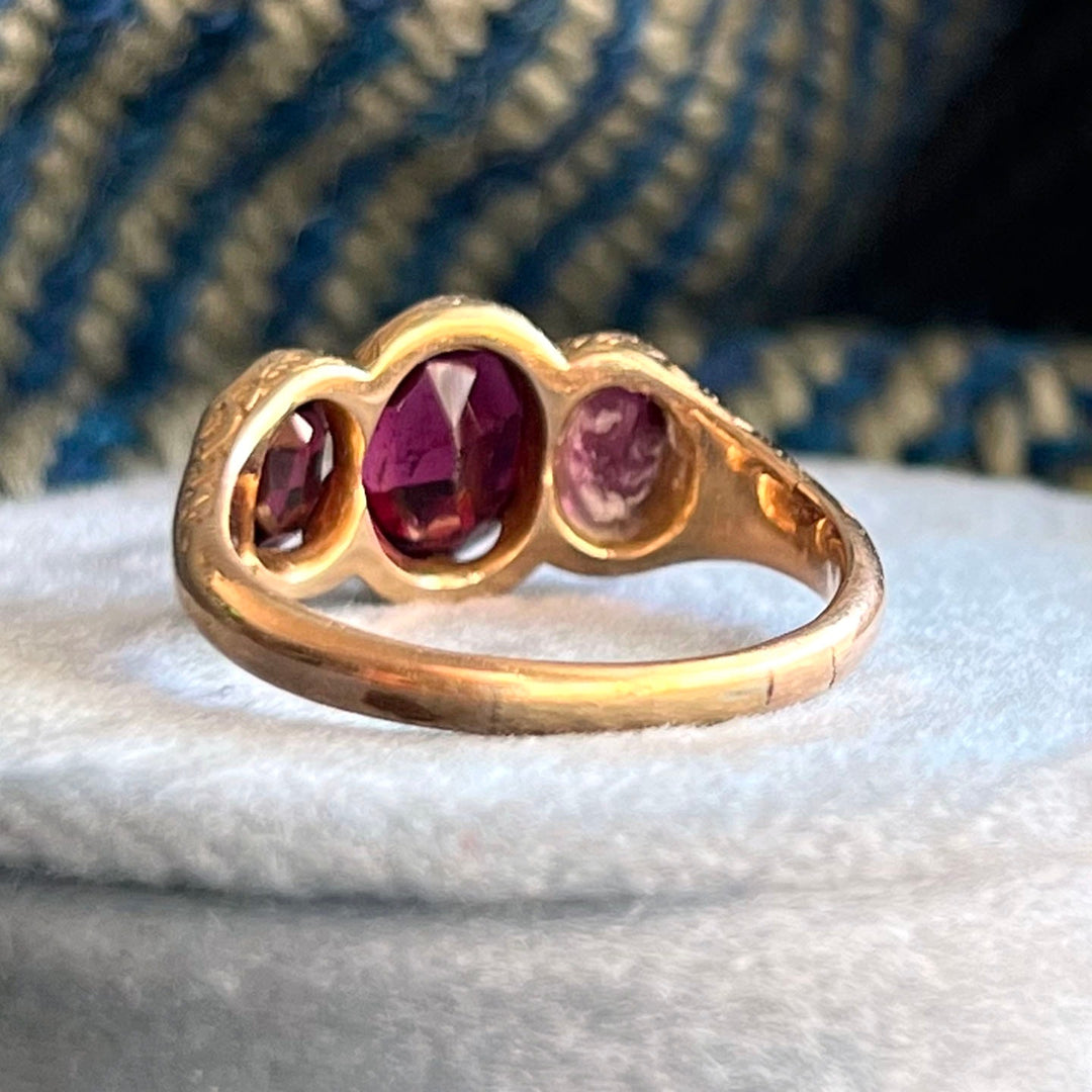 Detailed view of antique three stone setting