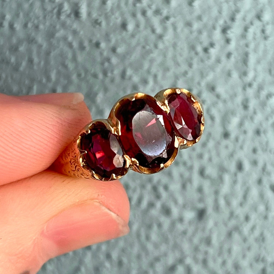 Detailed view of antique three stone setting