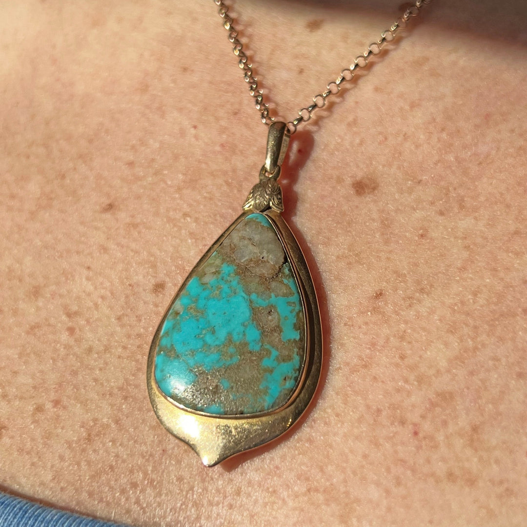Elegant antique turquoise pendant in gold