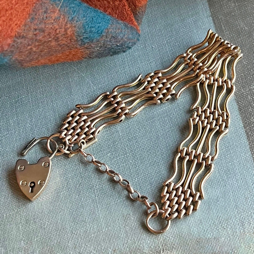 Antique Victorian heart gate link bracelet in gold circa 1900