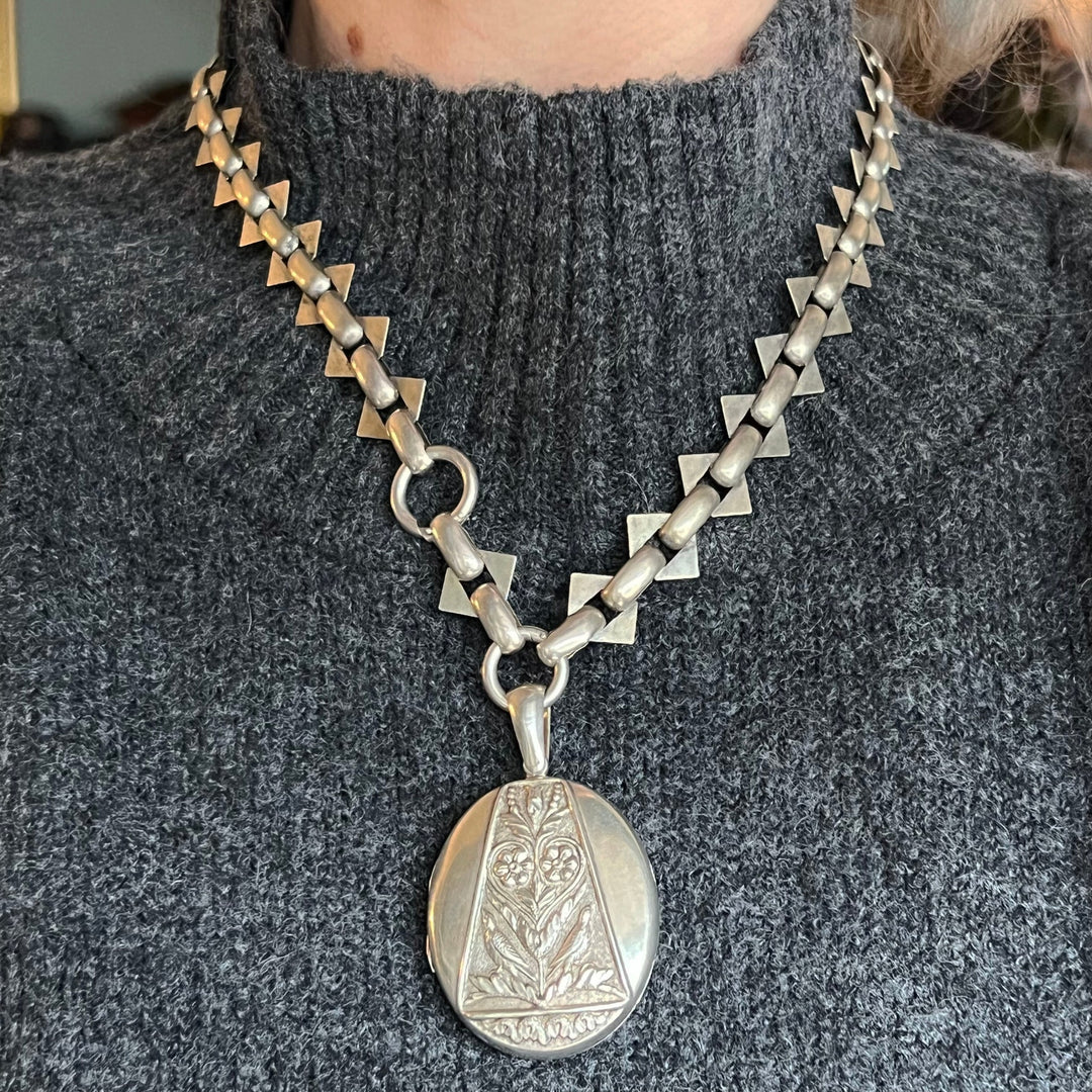 Elegant vintage silver bird necklace