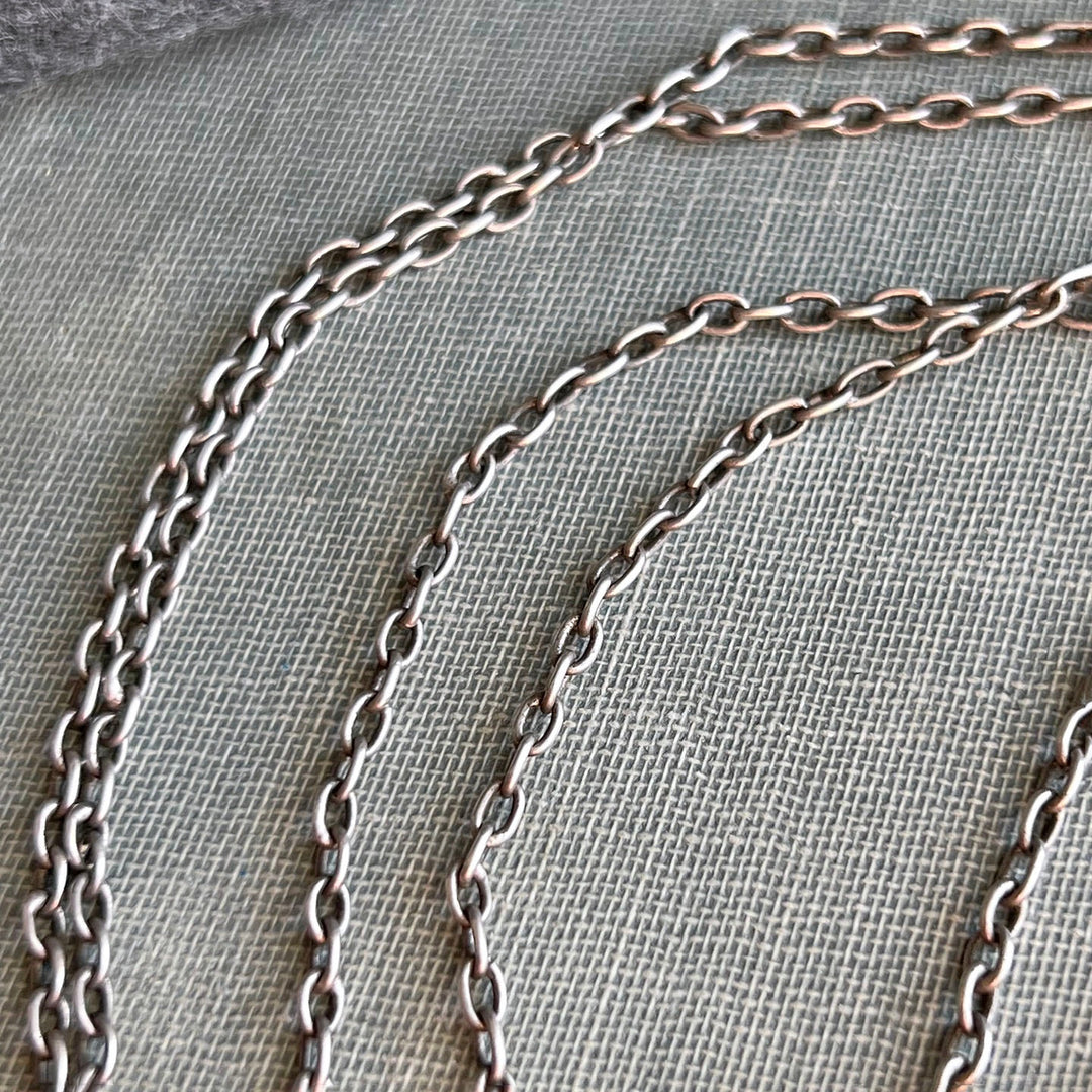 Detailed view of silver link construction